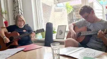 Gitaarles bij Gewoon Anders