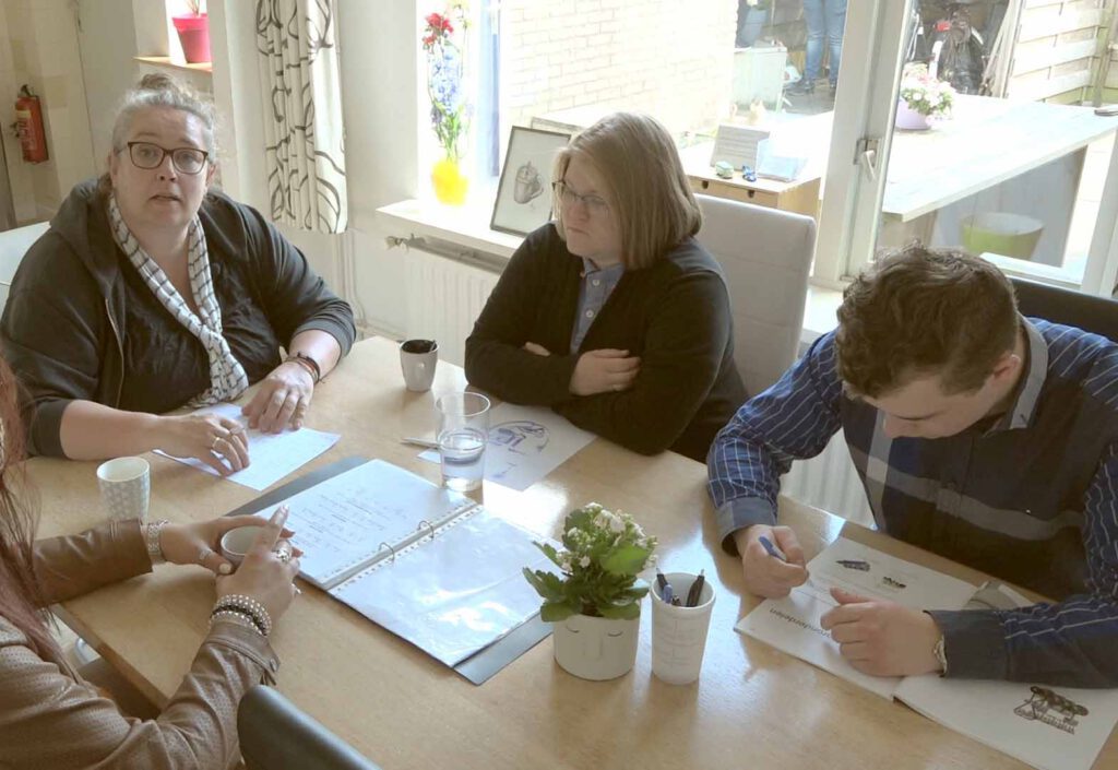 Wij geven cliënten niet alleen zorg bij ons thuis, maar bieden ook ambulante thuisbegeleiding op locatie bij degenen die zijn doorgestroomd naar een eigen huis.