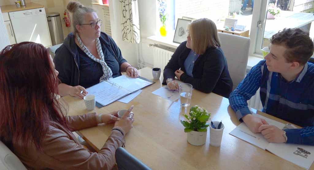 Wij geven cliënten niet alleen zorg bij ons thuis, maar bieden ook ambulante hulpverlening op locatie bij degenen die zijn doorgestroomd naar een eigen huis.