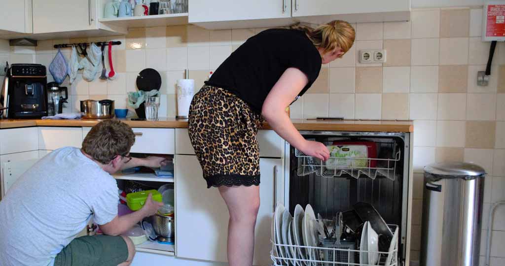 Kunnen mensen met autisme zelfstandig wonen? Wij weten dat dat wel kan en leren hen onder meer de vaat in en uit te pakken.
